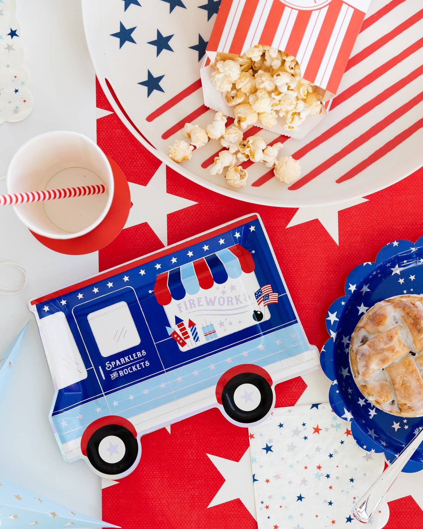 set of red and blue star print scalloped paper party plates