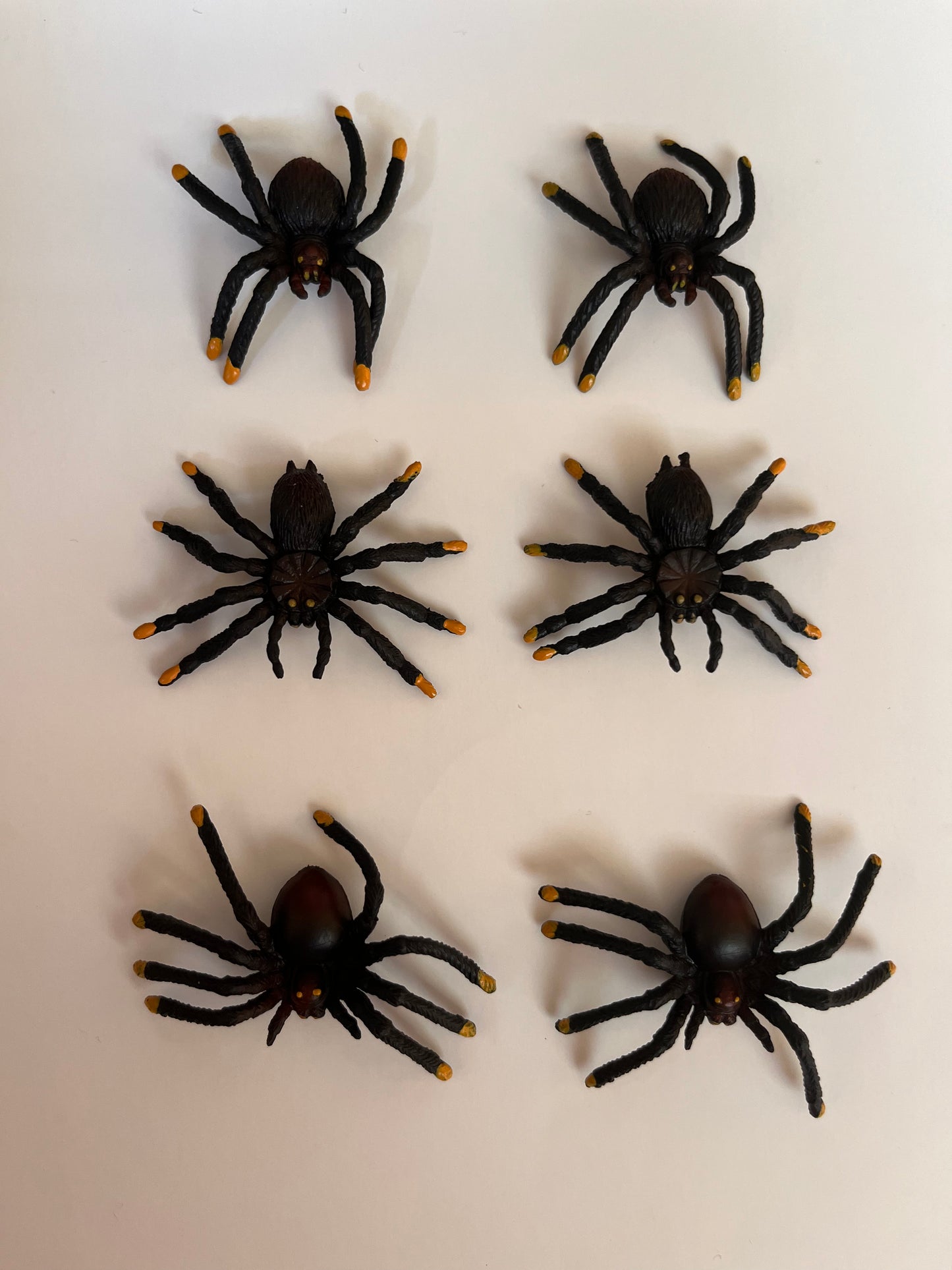 Set of 6 black plastic spiders