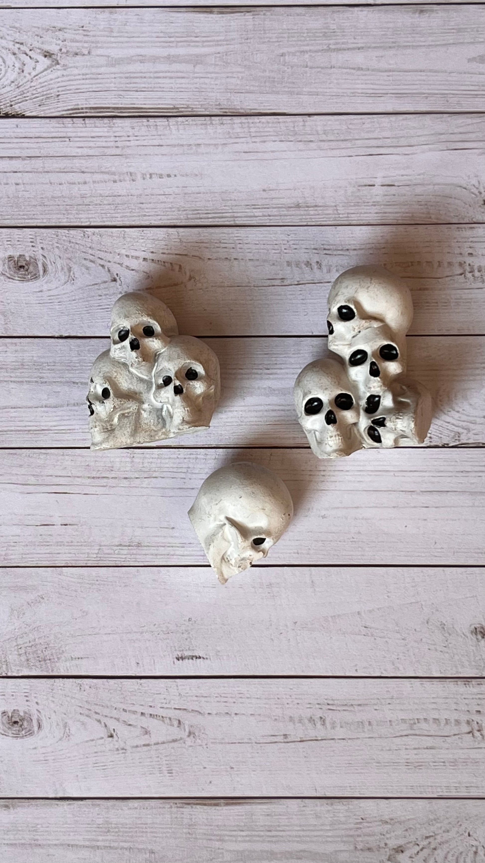 image of skull table scatter